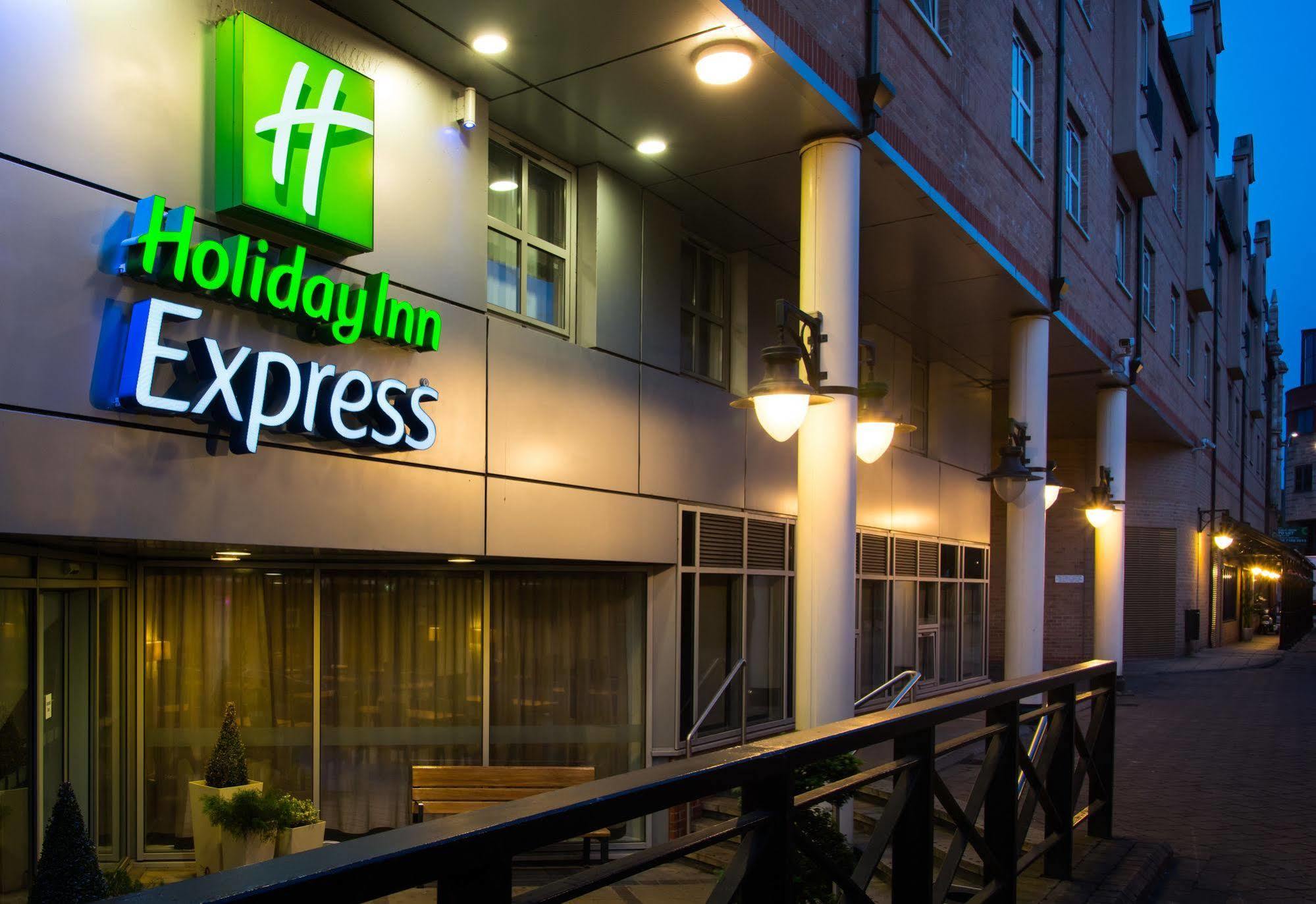 Holiday Inn Express London-Hammersmith, An Ihg Hotel Exterior foto